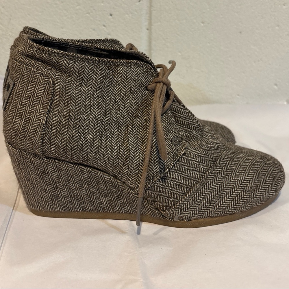 Tom’s wedge booties brown tweed size 6W lace ups
